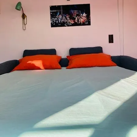 Sunny And Serene Hideaway In With Ac Apartamento París