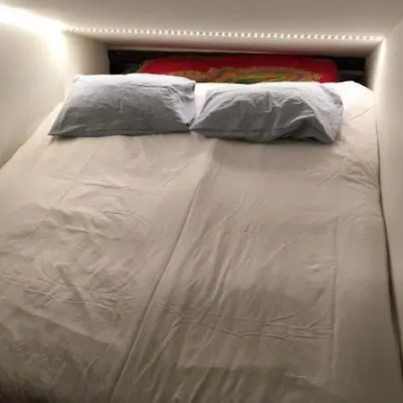 شقة Sunny And Serene Hideaway In With Ac