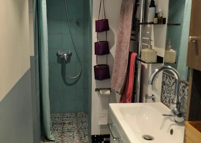 Sunny And Serene Hideaway In With Ac パリ